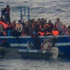 جنوح سفينة تقل 450 مهاجرا سريا قرب سواحل إيطاليا