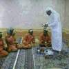 صورة | سعودي 'يقهوي' عمال النظافة