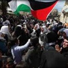 متظاهرون يقتحمون مقر الأونروا بغزة متظاهرون يقتحمون مقر الأونروا بغزة