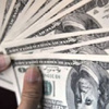 الدولار يتراجع واليورو قرب مستويات مرتفعة