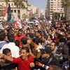 متظاهرو الدقهلية يقطعون الطريق .. ويهتفون ضد الاخوان
