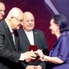 الفنانون يستقبلون منصور والسيسي بدار الأوبرا