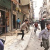 عشرات القتلى في قصف حلب... و«الحل السياسي» يجمع النظام والمعارضة
