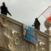 محتجان يصعدان فوق سقف سفارة البحرين في لندن