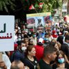 مئات اللبنانيين يتظاهرون احتجاجاً على تعليق التحقيق في انفجار مرفأ بيروت