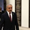 رئيس الوزراء الفلسطيني يصل إلى مقره مشيا على قدميه بلا موكب وزمامير (صور) رئيس الوزراء الفلسطيني يصل إلى مقره مشيا على قدميه بلا موكب وزمامير (صور)