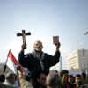 عشرات الآلاف يتظاهرون في القاهرة ضد الإعلان الدستوري