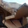 بالفيديو.. رجل يهدم منزل وهو داخله