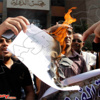 بالصور- مطالبون بحل التأسيسية يحرقون ''مسودة الدستور'' أمام مجلس الدولة بالصور- مطالبون بحل التأسيسية يحرقون ''مسودة الدستور'' أمام مجلس الدولة