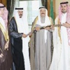 الأمير يتلقى «القصاب»... السيف التاريخي للشيخ مزيد بن فيصل الدويش الأمير يتلقى «القصاب»... السيف التاريخي للشيخ مزيد بن فيصل الدويش