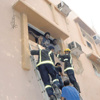 «المدني» ينقذ 4 أشخاص بالسلالم
