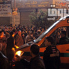 المتظاهرون يهدمون نصف الحاجز الخراساني بشارع محمد محمود