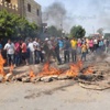 سائقو الميكروباص يقطعون الطريق ببنها احتجاجًا على ارتفاع المخالفات المرورية