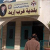 تجار محتجون على قرار رفع رسوم النفايات يحاولون اغلاق مبنى بلدية غرب إربد