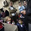 عودة خجولة للاجئين الفلسطينيين إلى مخيم اليرموك في جنوب دمشق عودة خجولة للاجئين الفلسطينيين إلى مخيم اليرموك في جنوب دمشق