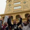 أنصار الاخوان ومعارضو مرسي يتراشقون بالحجارة