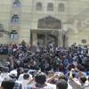 بالصور..طلاب الأزهر يقتحمون الباب الرئيسي للمشيخة