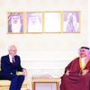 خالد بن أحمد يلتقي مسؤولاً أمريكياً خالد بن أحمد يلتقي مسؤولاً أمريكياً