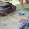 مصرع طالبة بعد سقوط لوح خشبي عليها أثناء سيرها بالشارع في المنوفية (فيديو)