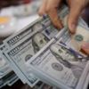 الدولار يهبط بسبب ضعف معنويات المستهلكين