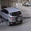 “فيديو” نجاة طفل 3 سنوات رغم دهسه تحت سيارة