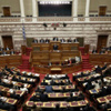 اليونان: البرلمان يقر ميزانية 2013 التقشفية وسط احتجاجات