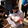 في غزة.. يستشهد الأطفال بين أحضان أهلهم