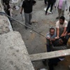 متظاهرون يهدمون جدارا اقامه الجيش في القاهرة متظاهرون يهدمون جدارا اقامه الجيش في القاهرة