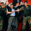 الجيش يحتجز مرسي واعتقالات لمؤيديه