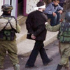 اعتقال 12 فلسطينيا بينهم قيادي بحماس في الضفة