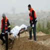 انتشال جثمان فلسطينى قتل برصاص جيش الاحتلال الإسرائيلي على حدود قطاع غزة
