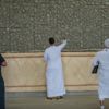 الحجاج يكملون رمي جمرات أول أيام التشريق الحجاج يكملون رمي جمرات أول أيام التشريق