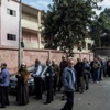 المصريون يستأنفون التصويت في الاستفتاء على الدستور