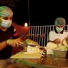 20 طاهياً متطوعاً من شباب المخواة يعدون 5000 وجبة سحور للمحتاجين