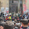 مشادات بين أسر الشهداء ومحامٍ أمام دار القضاء