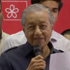 مهاتير محمد: نسعى لاسترداد مليارات الدولارات من عدة دول مهاتير محمد: نسعى لاسترداد مليارات الدولارات من عدة دول