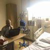 شاهد.. معلم سعودي يتحدى السرطان ويدرس طلابه من سرير المستشفى