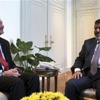 الرئيس المصري محمد مرسي يتسلم رسالة من نظيره الأميركي باراك أوباما تتضمن دعوته لزيارة أميركا