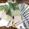 الدولار يهبط لأدنى مستوى في شهر أمام اليورو