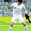 حيوان غريب يعض لاعبًا حيوان غريب يعض لاعبًا