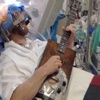 فيديو / موسيقي يعزف الجيتار أثناء عملية جراحية بمخه فيديو / موسيقي يعزف الجيتار أثناء عملية جراحية بمخه