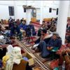 بالصور.. ميليشيات الحوثي تتعاطى "القات" داخل المساجد