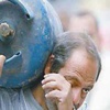 فيس بوك.. صورة صاحب الأنبوبة الباكي تكفي لإعدام مبارك فيس بوك.. صورة صاحب الأنبوبة الباكي تكفي لإعدام مبارك