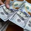 الدولار يتخلى عن مكاسبه مع تعافي النفط