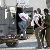 الاحتلال الاسرائيلي يقبض على فلسطينيين اثنين بتهمة محاولة طعن جنود بالضفة الغربية