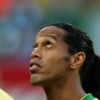 «سكولاري» يعيد شارة قيادة المنتخب البرازيلي إلى «رونالدينيو» «سكولاري» يعيد شارة قيادة المنتخب البرازيلي إلى «رونالدينيو»