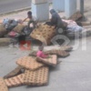 ستينية تغلق طريقا في عنجرة بالأثاث احتجاجا على عدم توفر منزل يؤويها