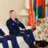 معالي القائد العام لقوة دفاع البحرين يجتمع مع قائد مجموعة المقاتلات الإستراتيجية الأمريكية