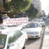بالصور.. سائقو التاكسي الأبيض يغلقون شارع ''قصر العيني'' بسياراتهم