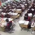 بالفيديو .. تلميذ صيني ينتحر على مرأى ومسمع زملائه
